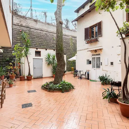 Duplex Trastevere With Courtyard Apartament Rzym
