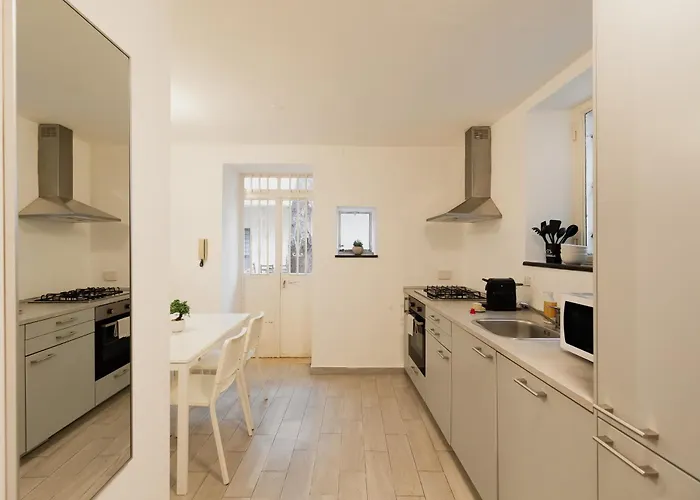 Duplex Trastevere With Courtyard Apartment *
