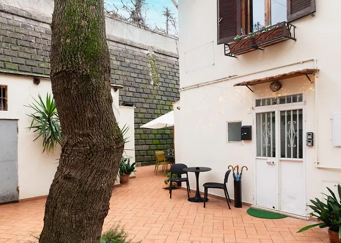 Duplex Trastevere With Courtyard Apartment Rome