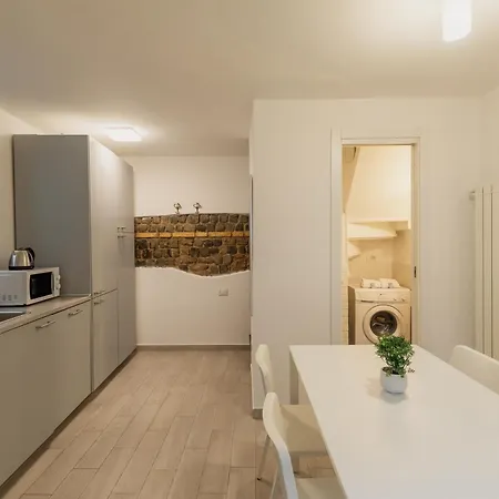 Duplex Trastevere With Courtyard * Řím