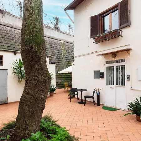 Duplex Trastevere With Courtyard Apartment Rome