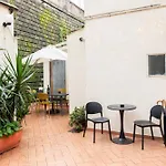 Duplex Trastevere With Courtyard Řím