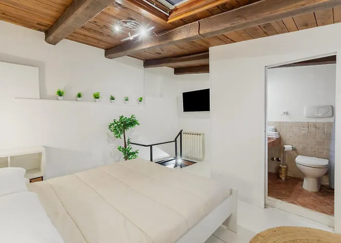 Duplex Trastevere With Courtyard *